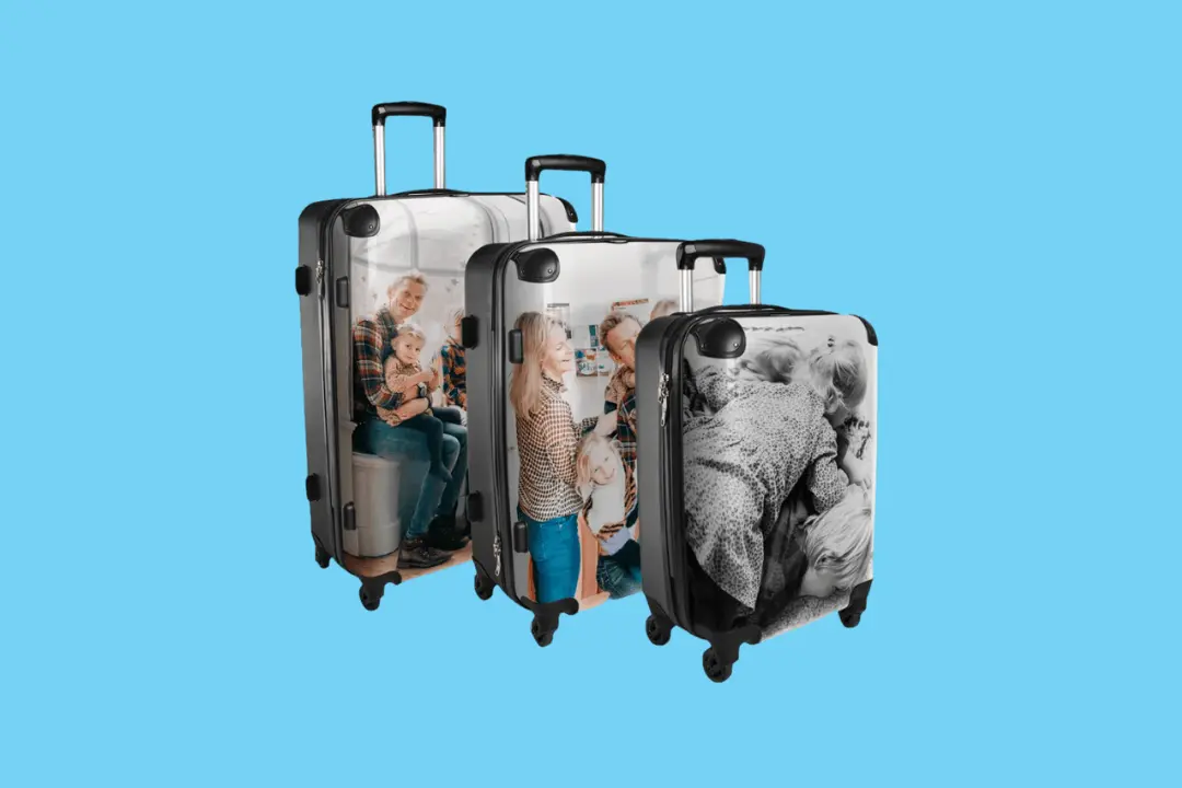 Een kofferset met een foto van een gezin erop.